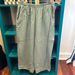 Large flax floods in a color a little bit darker than seafoam green.